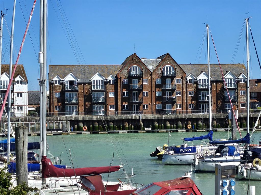 2 bed flat for salePier Road, Littlehampton BN17