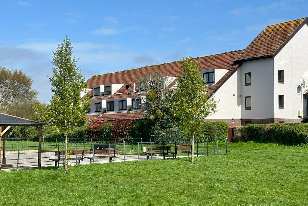 1 bed flat for saleParish Court, Emsworth Road, Lymington, Hampshire SO41