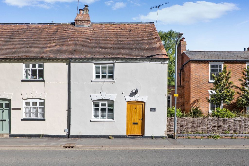 2 bed end terrace house for saleAbbey Cottage, 4 Church Row, Pershore, Worcestershire. WR10