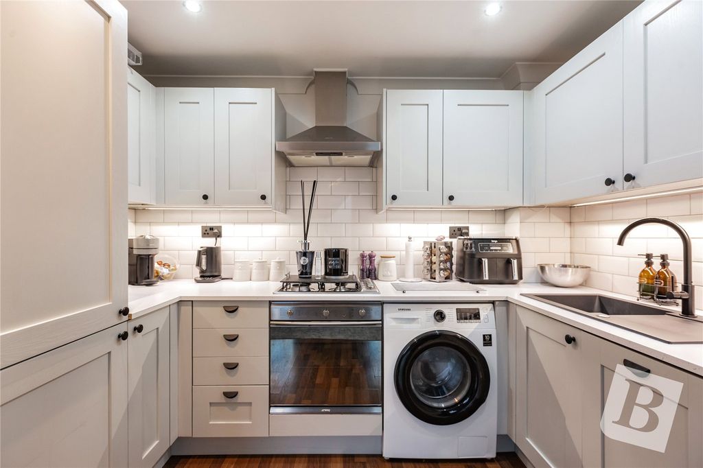 Additional image 3 of 2 bed flat for saleWalter Mead Close, Ongar, Essex CM5