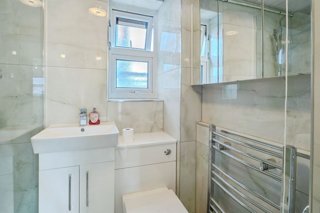 1 bed flat for saleScalpay Close, Leicester LE4 photo 4