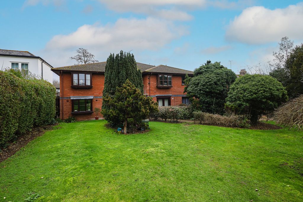 2 bed flat for saleKingswood Chase, Leigh-On-Sea SS9