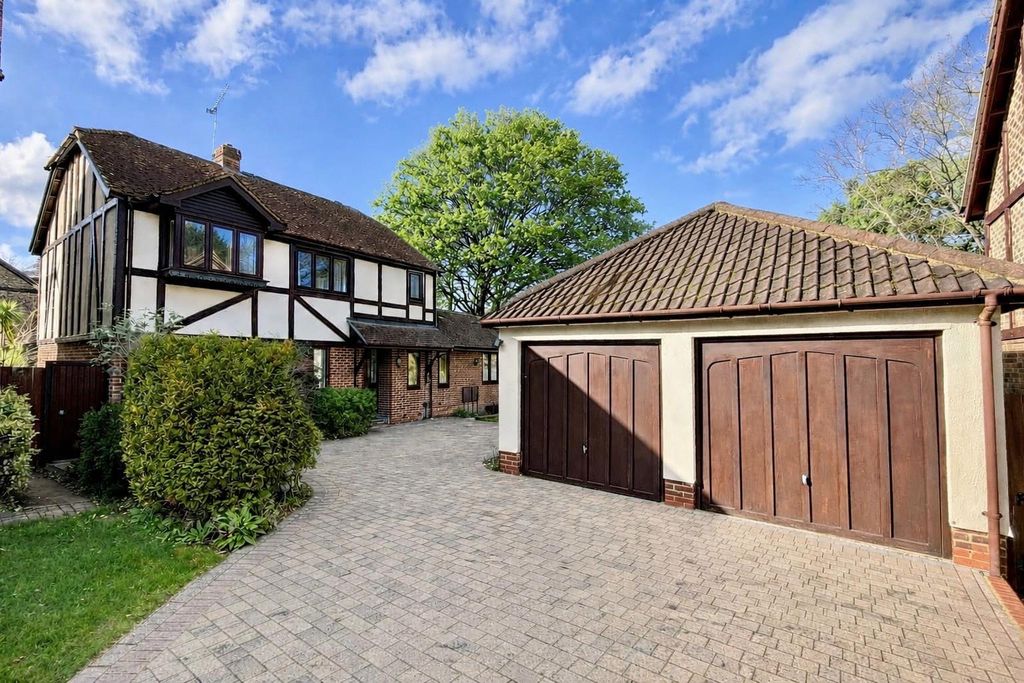 4 bed detached house for saleShrublands Drive, Lightwater GU18