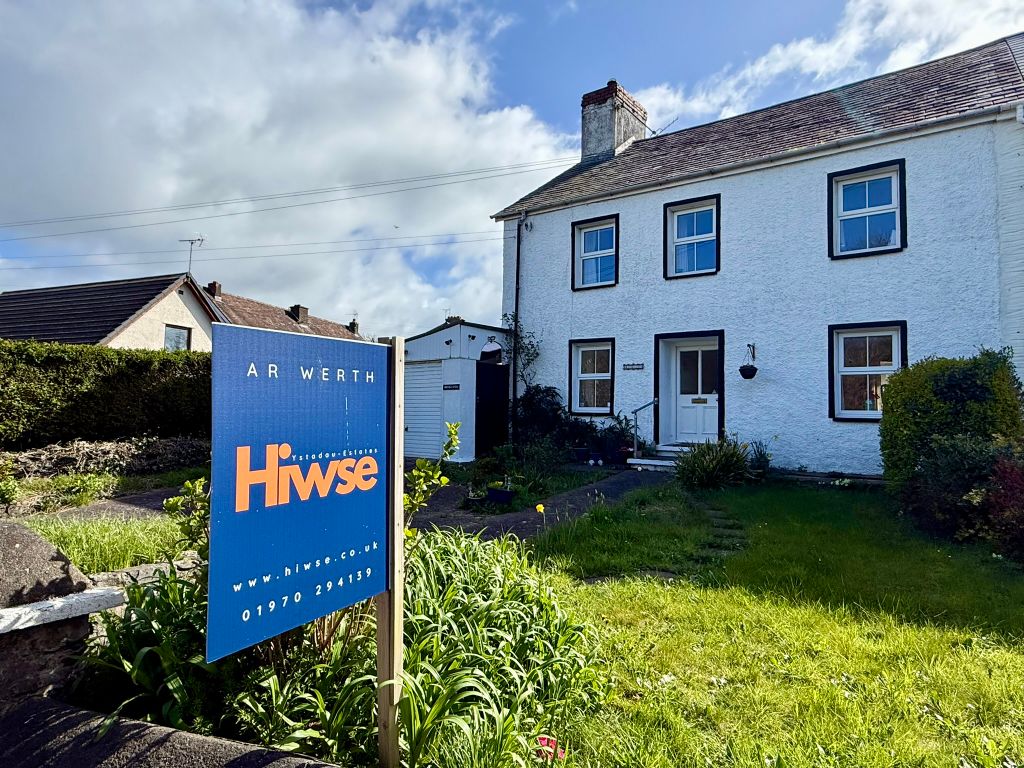 3 bed semi-detached house for saleLlanrhystud SY23