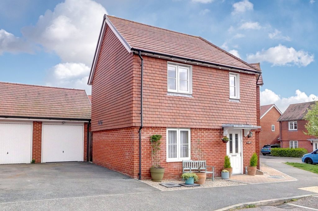 4 bed semi-detached house for saleKensington Way, Polegate BN26