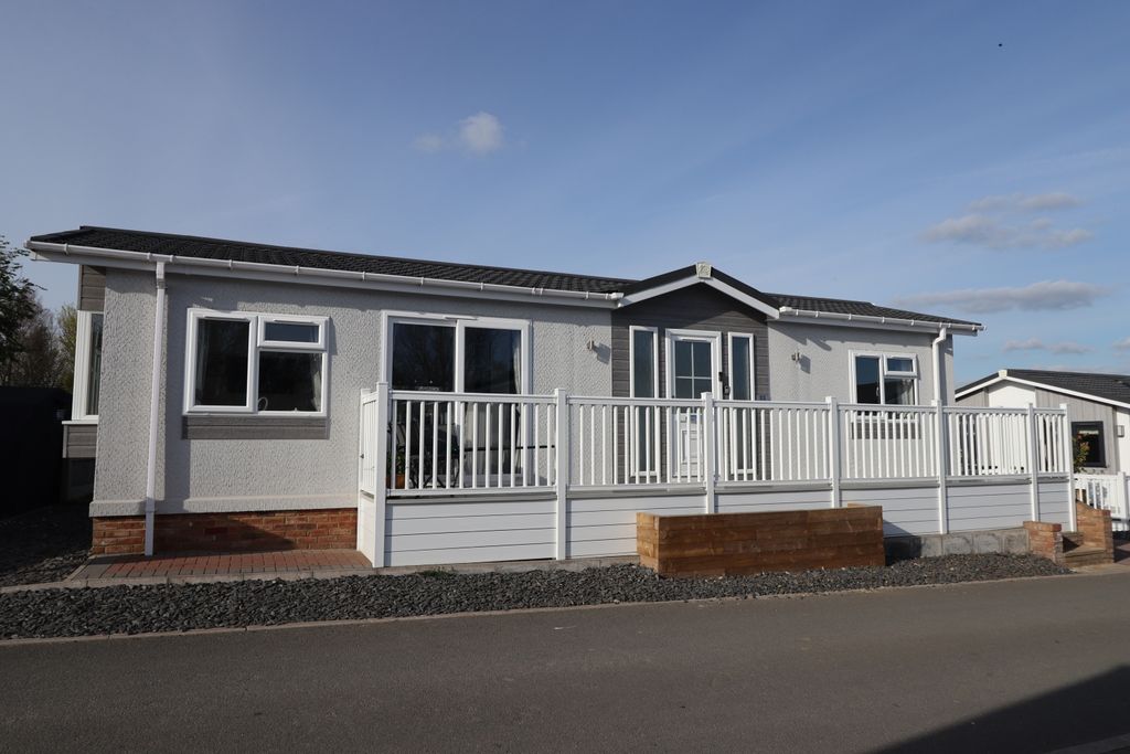 2 bed mobile/park home for sale33 The Grange, Moorbarns Lane, Lutterworth LE17
