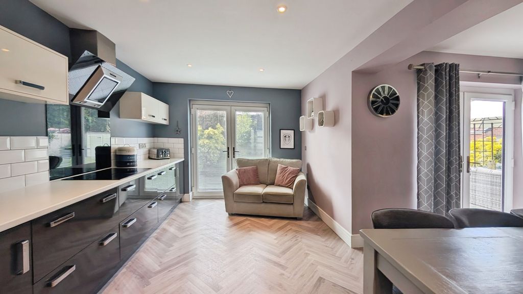 4 bed detached house for saleStation Road, Normanton WF6 photo 3