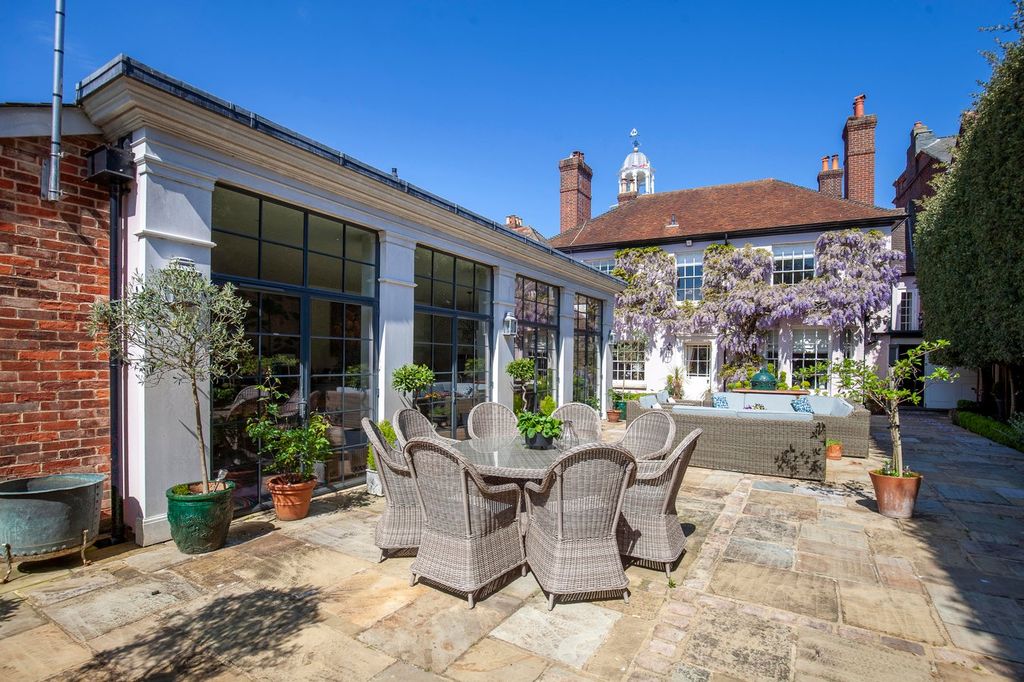 4 bed town house for saleHigh Street, Lymington SO41