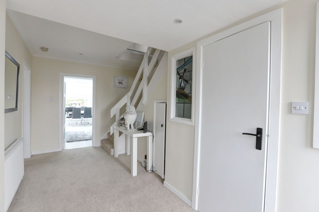 4 bed detached house for saleLancaster Avenue, Lytham St. Annes FY8 photo 2