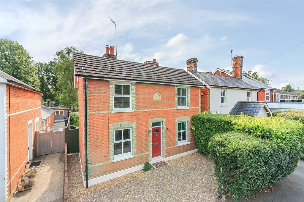 3 bed detached house for saleLightwater, Surrey GU18