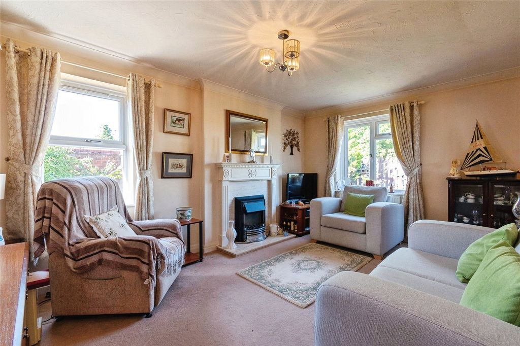 2 bed flat for saleMeadow Close, Colchester CO7 photo 2