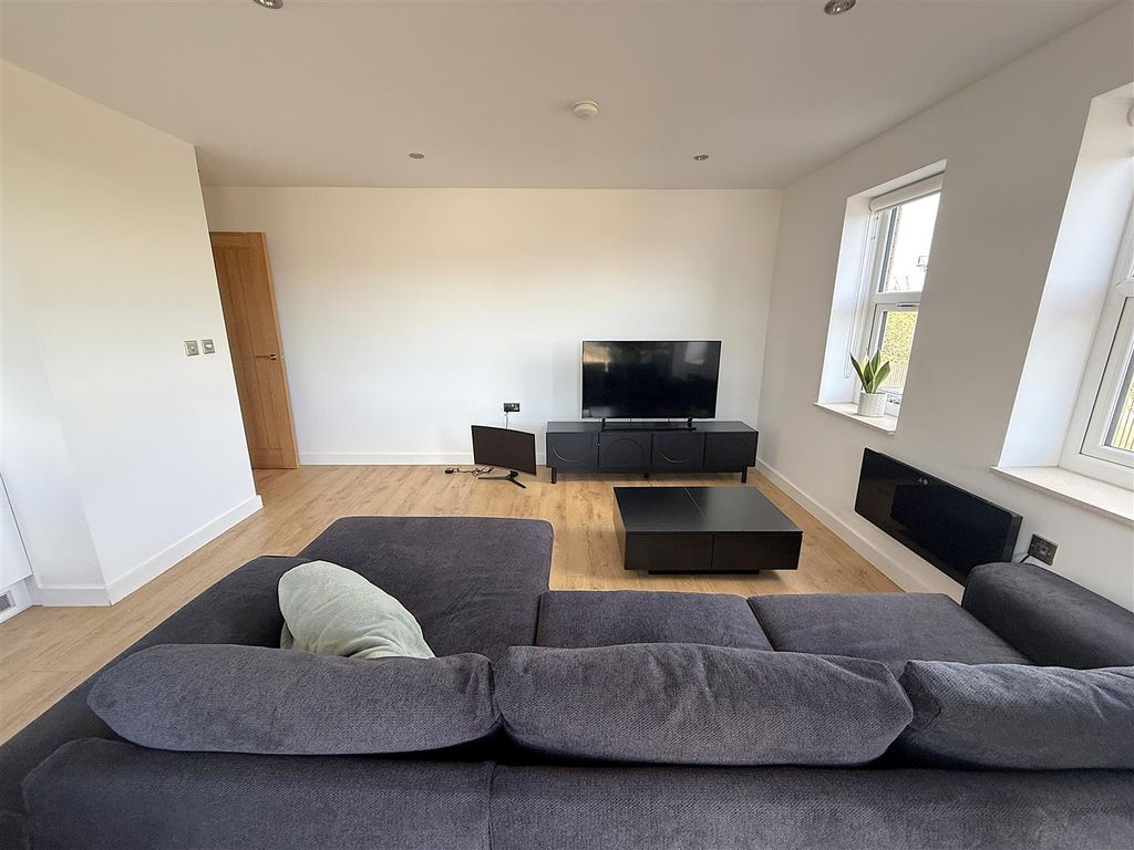 2 bed flat for saleCrescent House, Woodside Park, Rugby CV21 photo 4