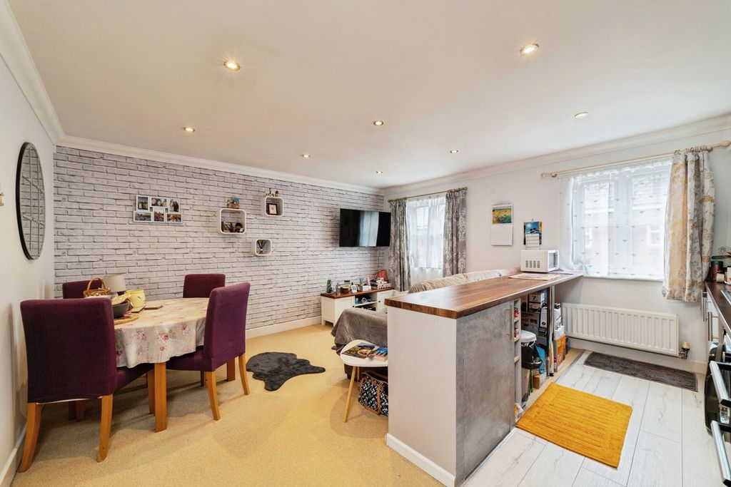 2 bed flat for saleFoundry Close, Melksham SN12 photo 2