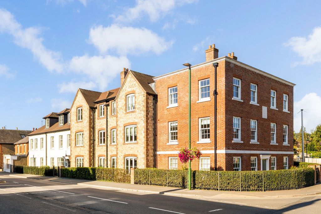 2 bed flat for saleBepton Road, Midhurst, West Sussex GU29 photo 2