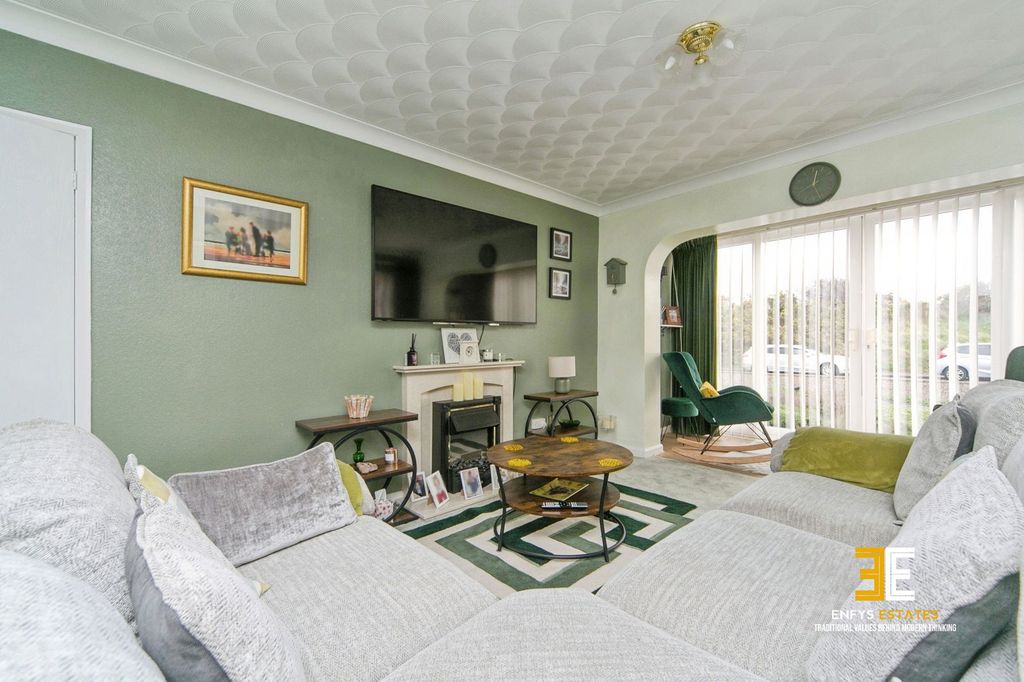 2 bed flat for saleTrinity Crescent, Llandudno LL30 photo 2