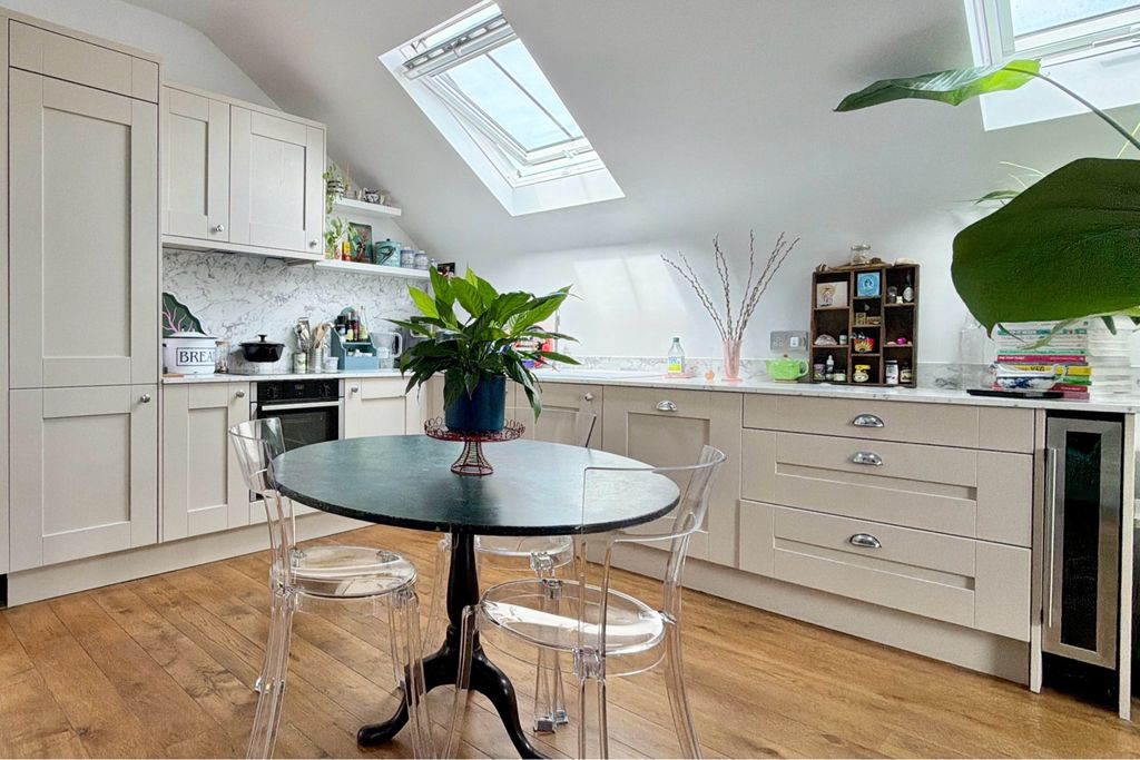 2 bed flat for salePaternoster Row, Ottery St. Mary, Devon EX11 photo 4
