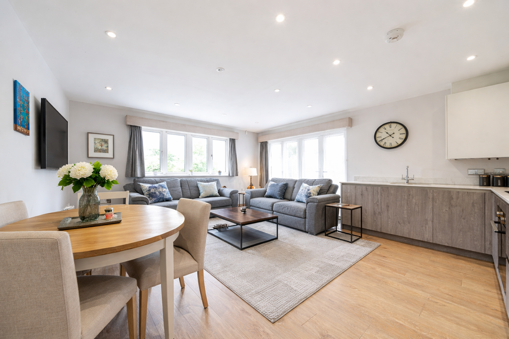 2 bed flat for saleCommonside East, Mitcham CR4 photo 2