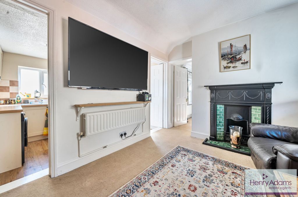 1 bed flat for saleStation Road, Liss GU33 photo 2