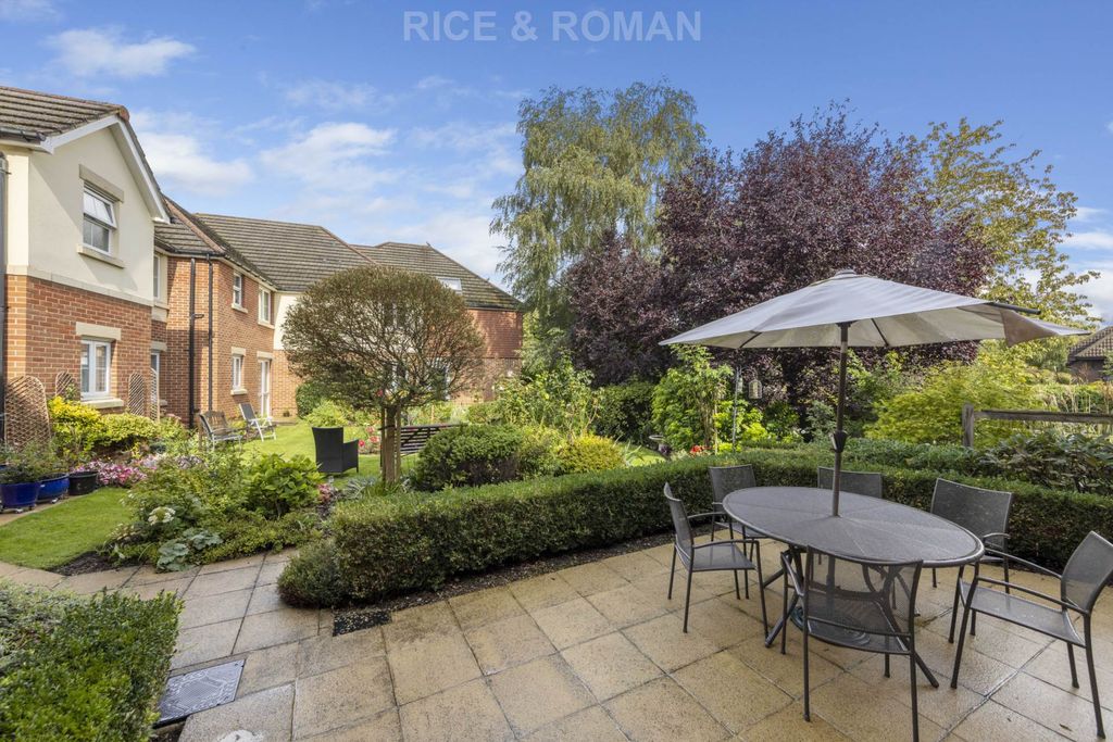 1 bed flat for salePassfield Lodge, Lightwater GU18