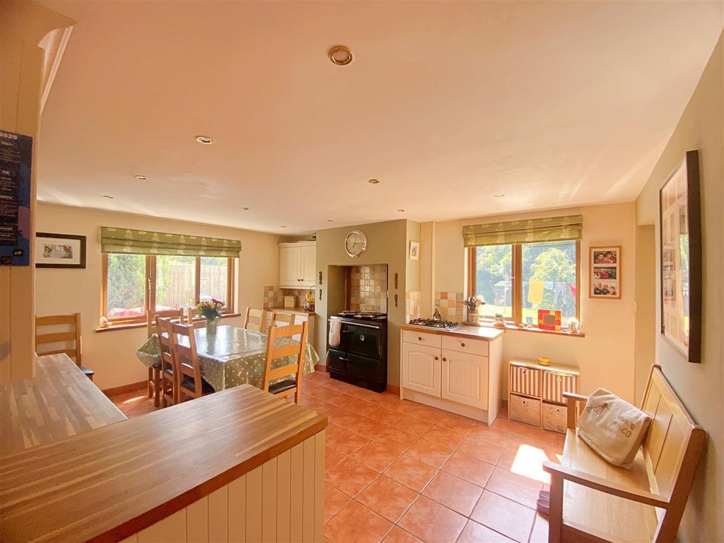 4 bed detached house for salePencader SA39 photo 2