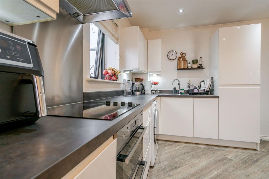 2 bed flat for saleMarina Walk, Leigh WN7 photo 5