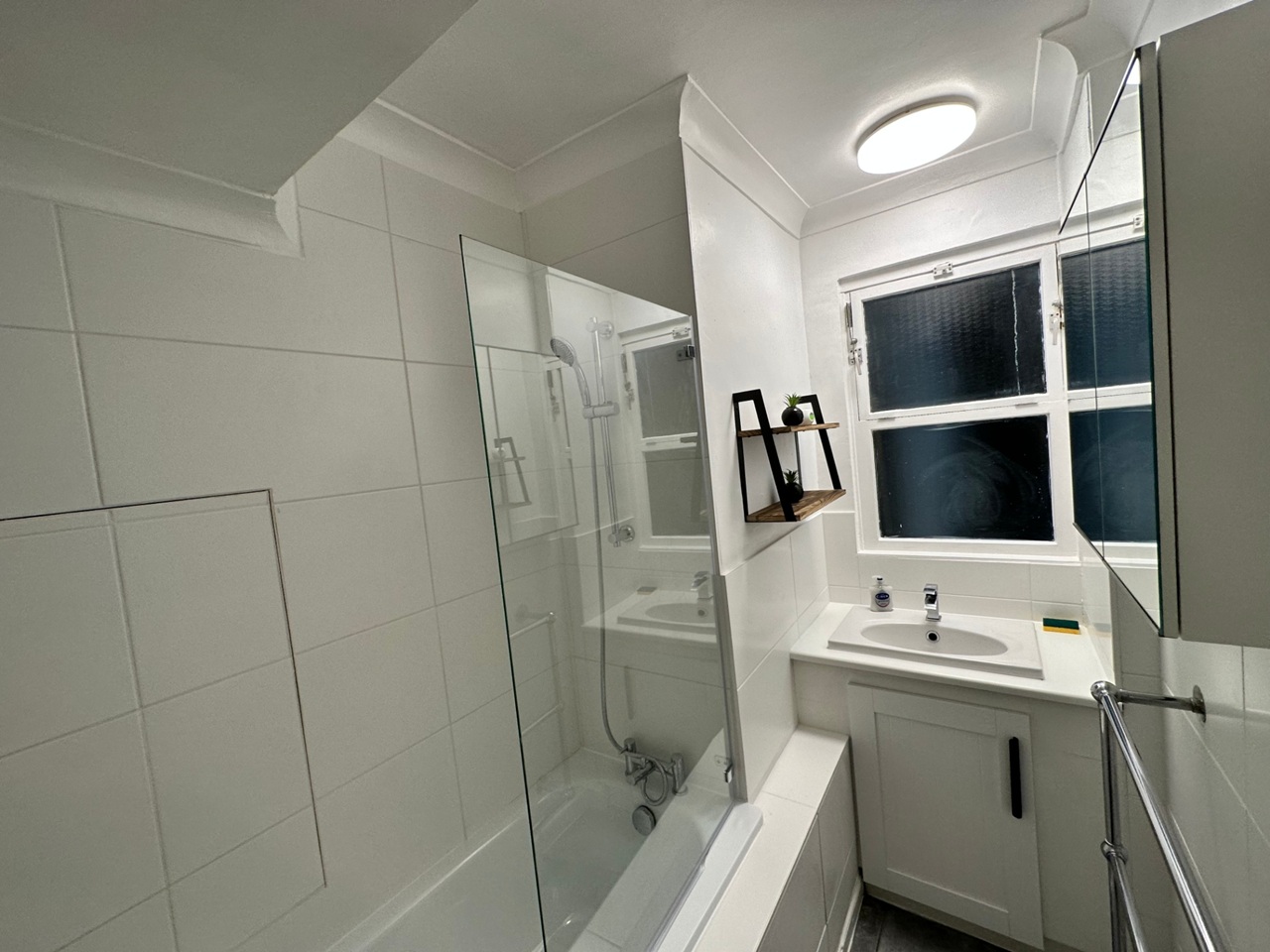 Room in a Shared Flat, Keats House, SW1V, N1 7GU photo 4