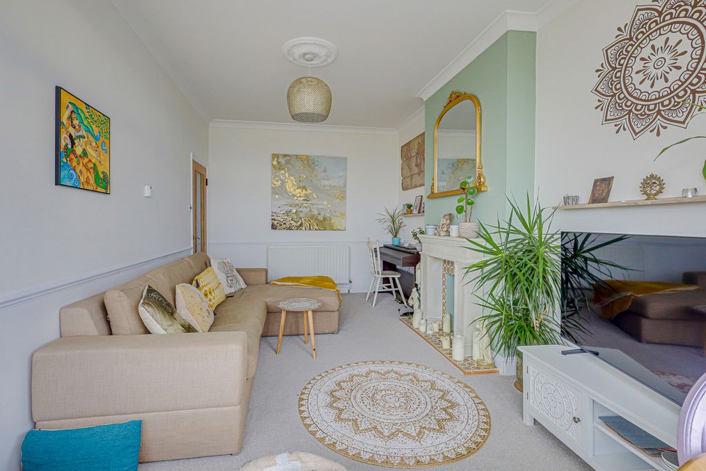 Additional image 10 of 2 bed flat for saleGrand Parade, Leigh-On-Sea SS9