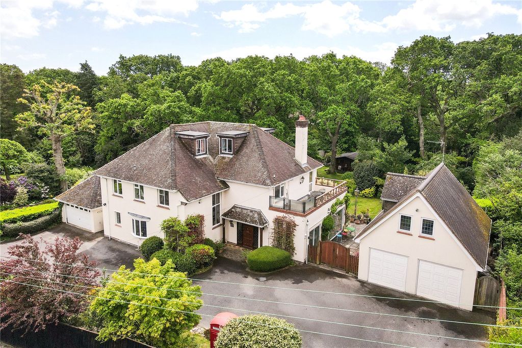 6 bed detached house for saleBarrs Avenue, New Milton, Hampshire BH25