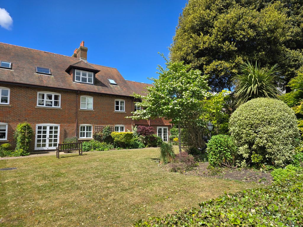2 bed flat for saleMonmouth Court, Lymingtoin SO41