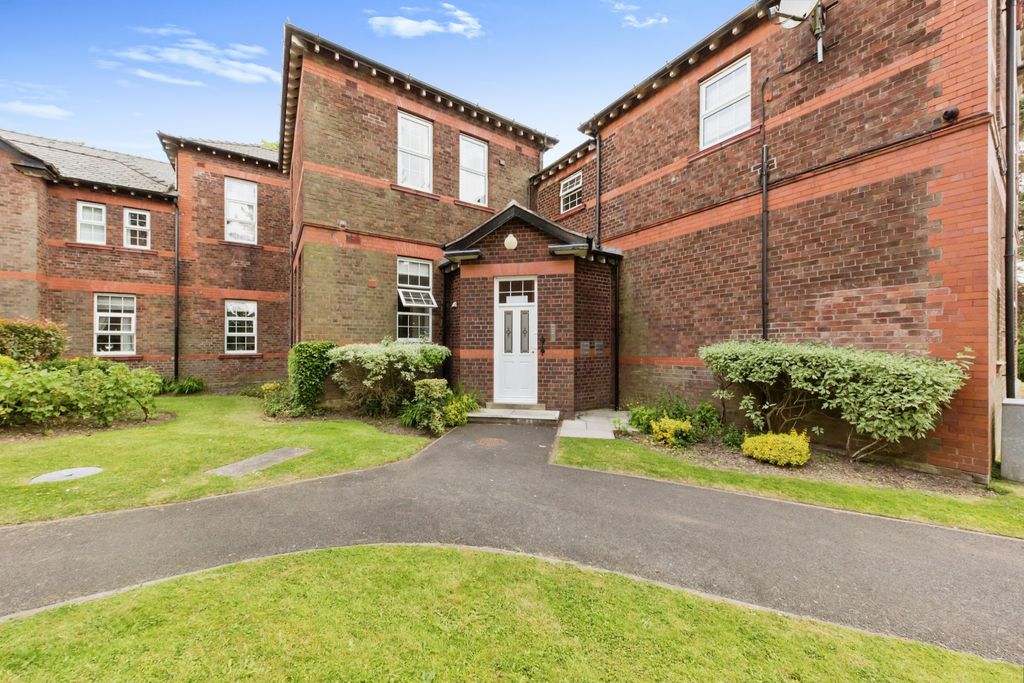 2 bed flat for saleThe Uplands, Bishopton Drive, Macclesfield, Cheshire SK11