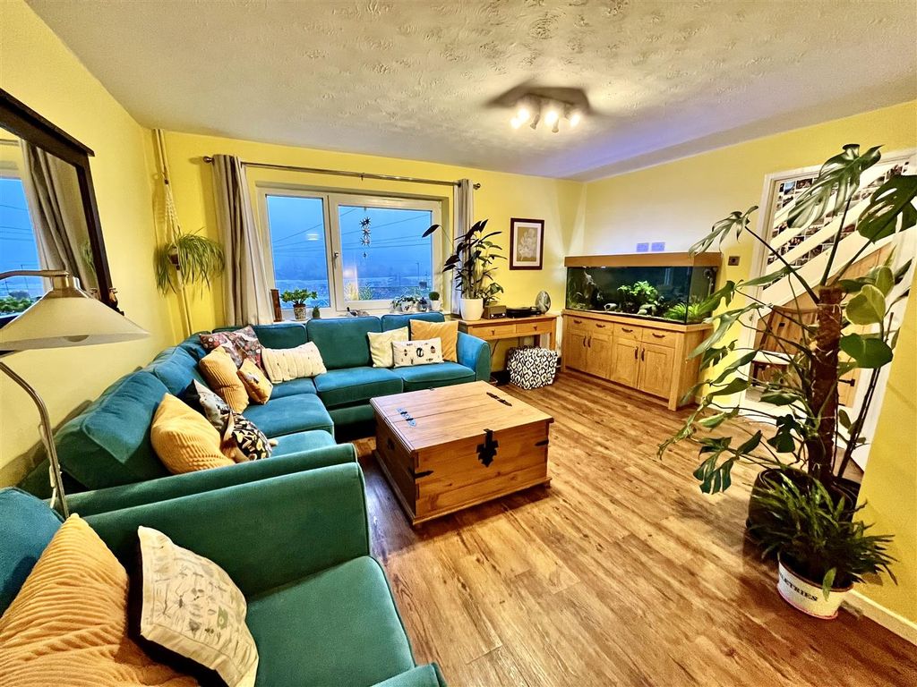 3 bed detached house for saleThe Crescent, Mitcheldean GL17 photo 4