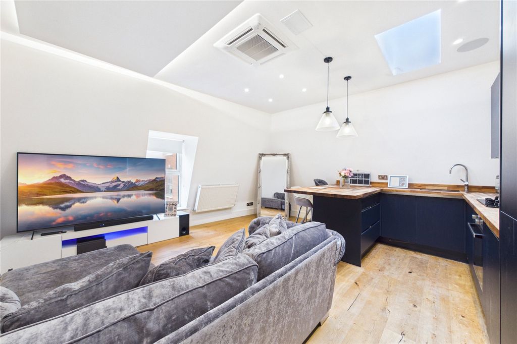 Additional image 2 of 2 bed flat for salePark Street, Newbury, Berkshire RG14
