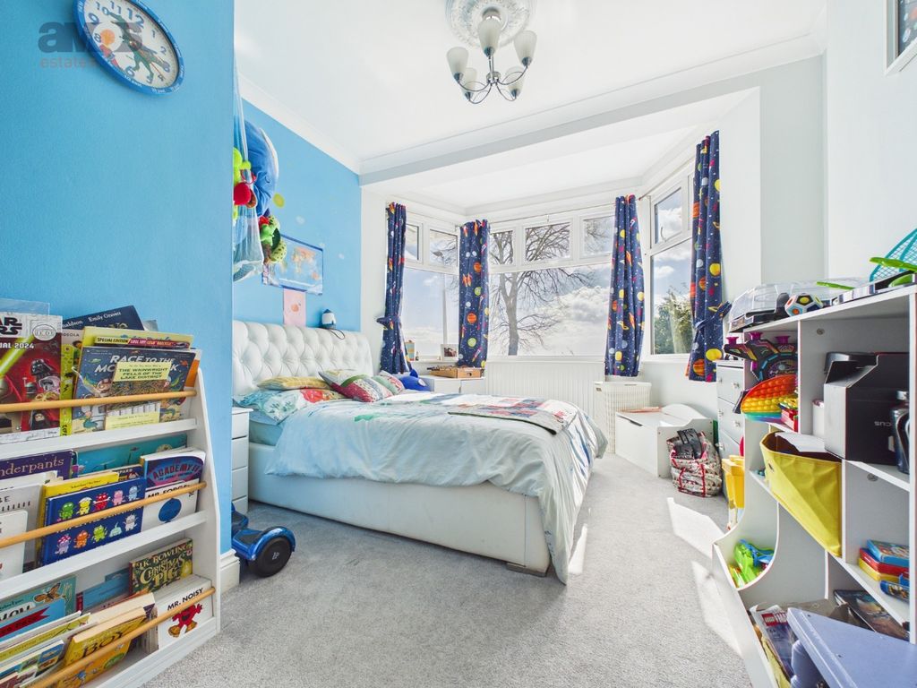 Additional image 17 of 2 bed flat for saleGrand Parade, Leigh-On-Sea SS9