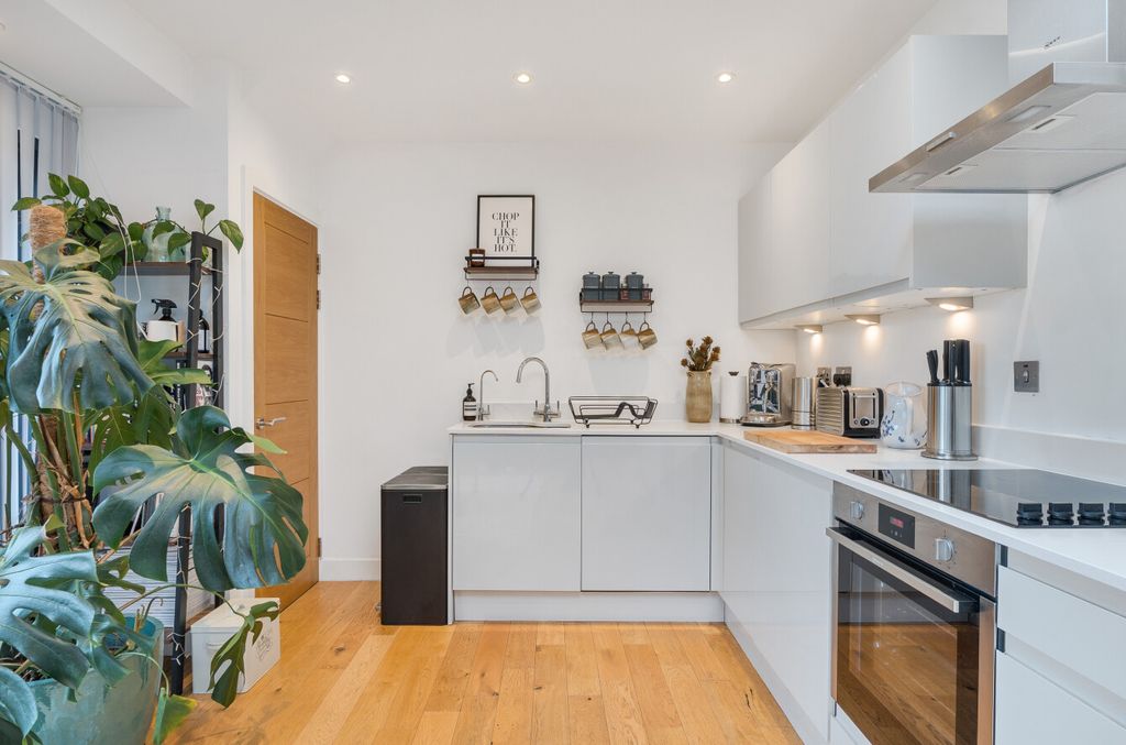 Additional image 9 of 2 bed flat for saleCrofton Lane, Orpington BR5