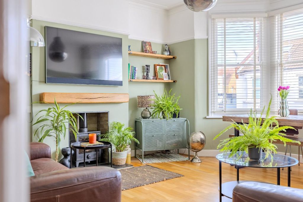 Additional image 2 of 3 bed flat for saleCarlton Drive, Leigh-On-Sea SS9