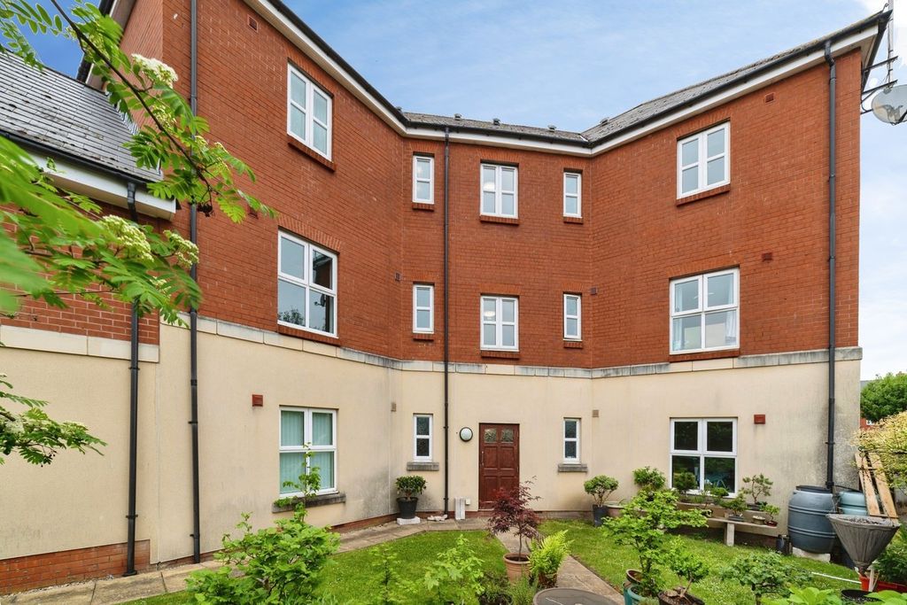 2 bed flat for saleFoundry Close, Melksham SN12