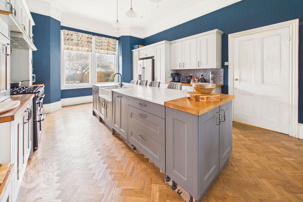 Additional image 7 of 6 bed detached house for saleKirkley Cliff Road, Lowestoft NR33