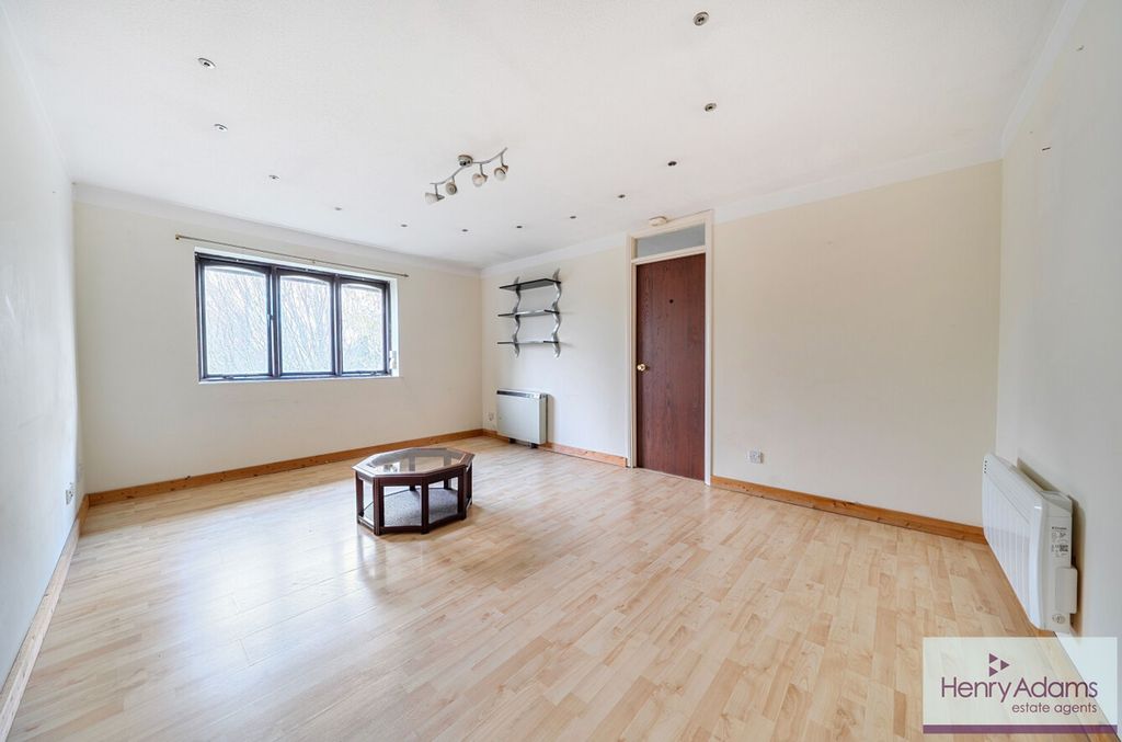 2 bed flat for saleLongmead, Liss GU33 photo 2