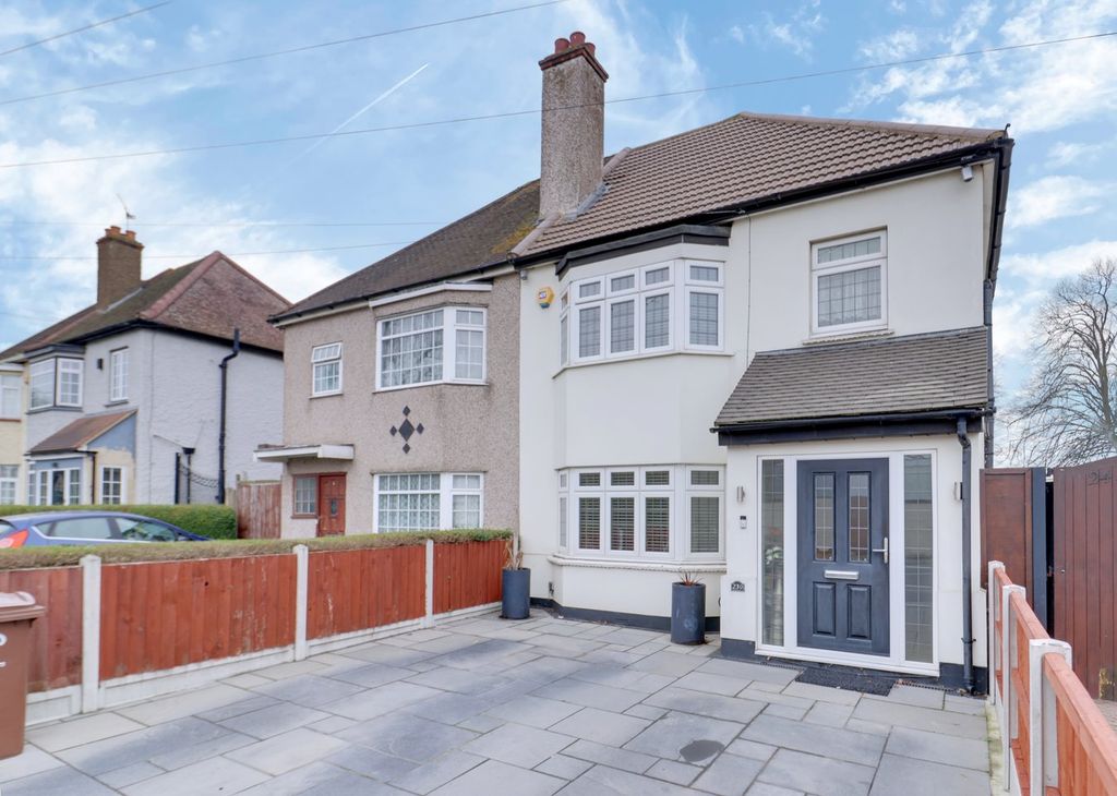 3 bed semi-detached house for salePurfleet Road, Aveley RM15