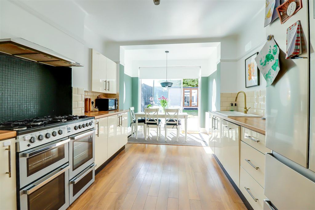 Additional image 8 of 3 bed semi-detached house for saleCheltenham Drive, Leigh-On-Sea SS9