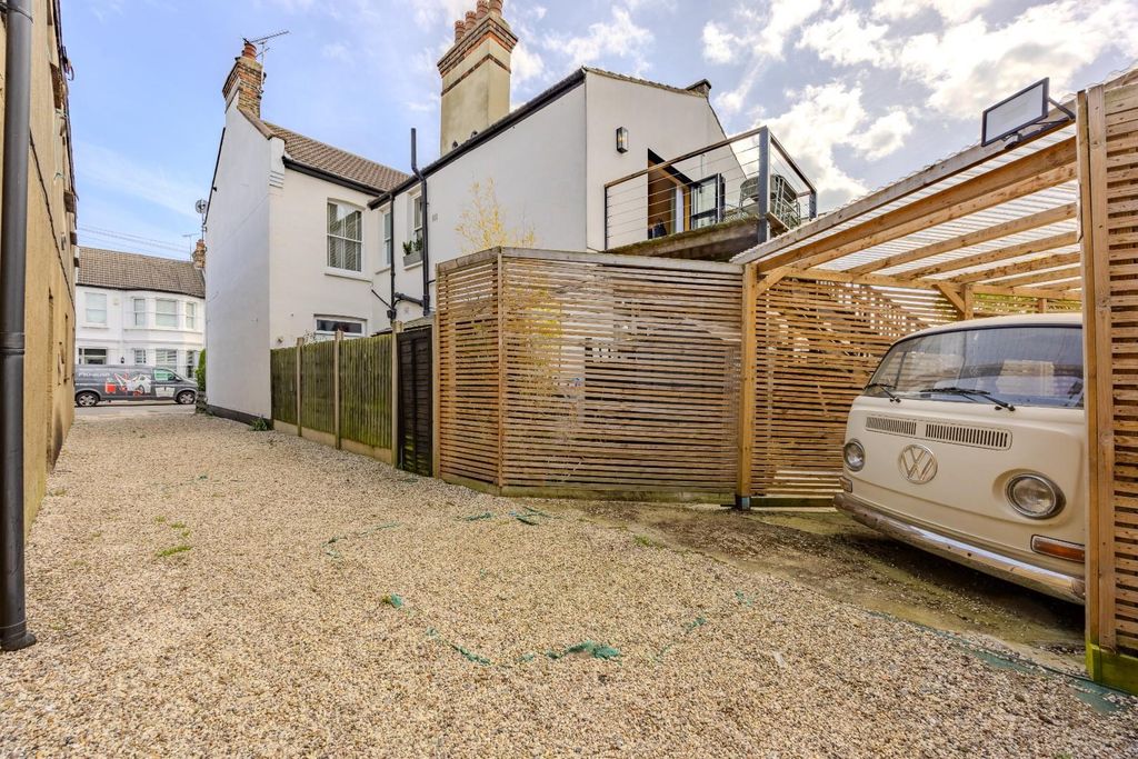 Additional image 27 of 3 bed flat for saleCarlton Drive, Leigh-On-Sea SS9