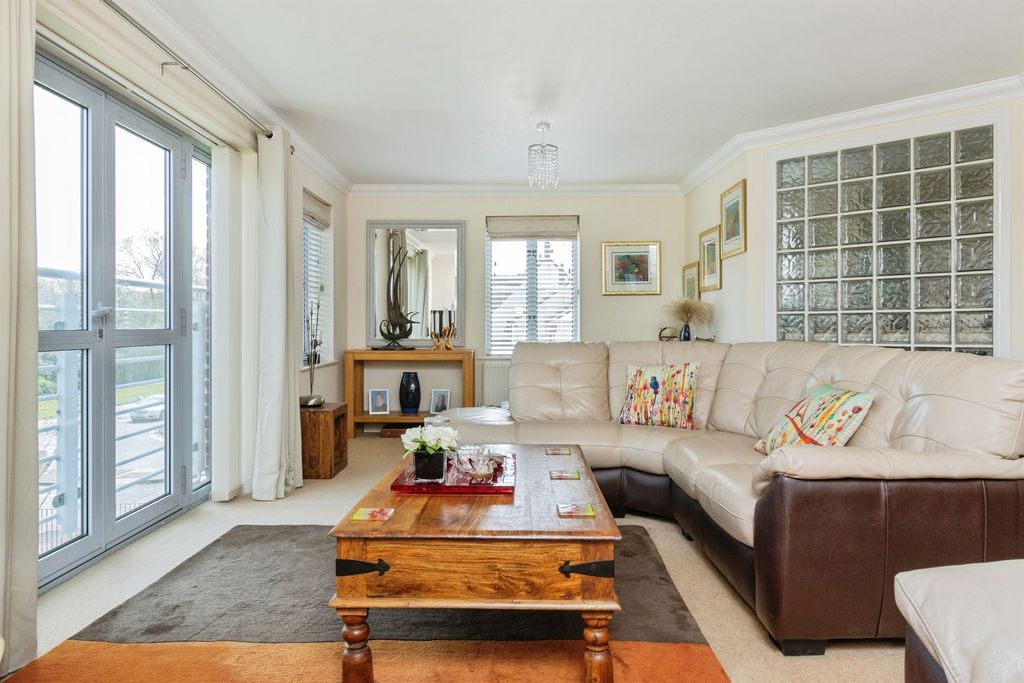 2 bed flat for saleTrinity Way, Minehead TA24 photo 4