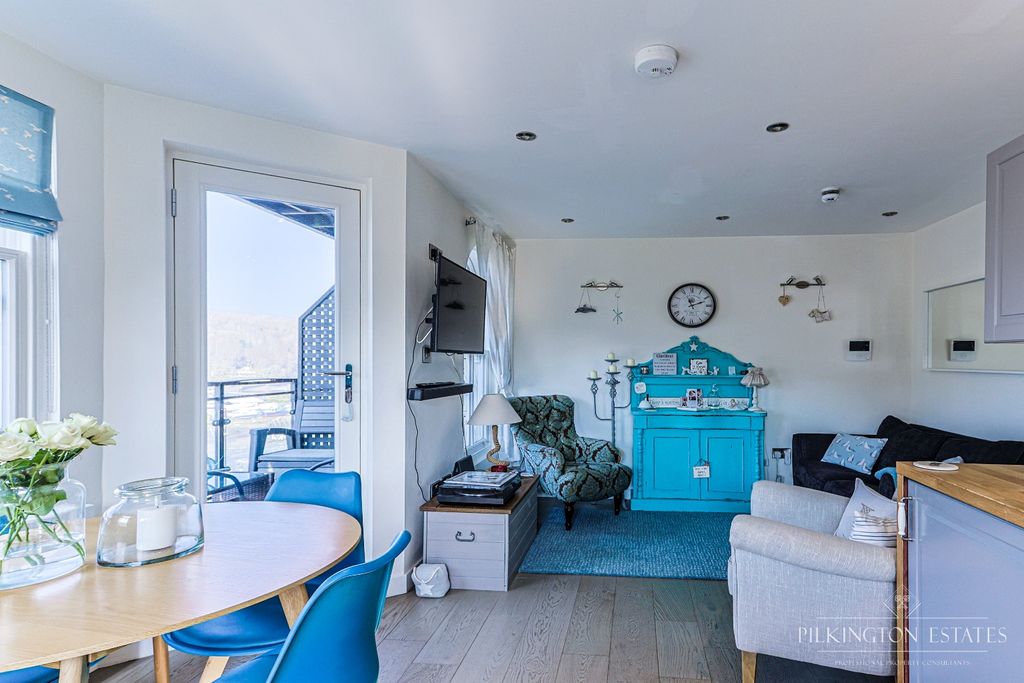 2 bed flat for saleStation Road, Looe PL13 photo 4