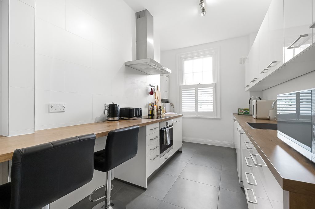 3 bed flat for saleBroadway, Oxted RH8 photo 5