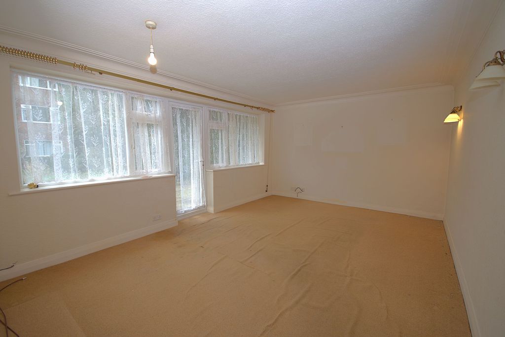 2 bed flat for salePrestbury Road, Macclesfield SK10 photo 4