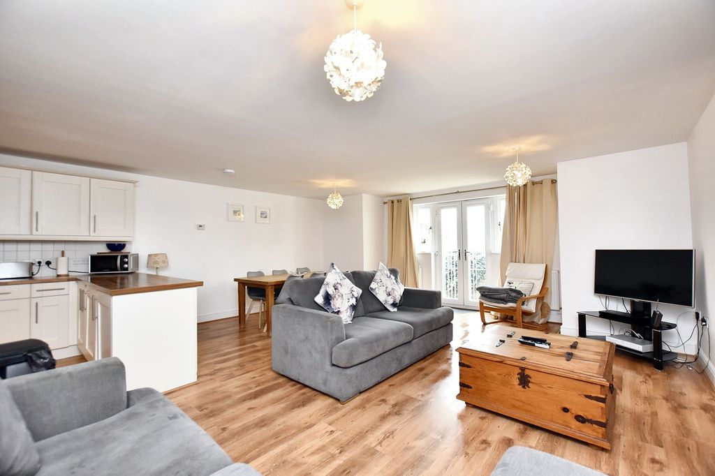 2 bed flat for saleHarbour View, Overlooking Newquay Harbour TR7 photo 5