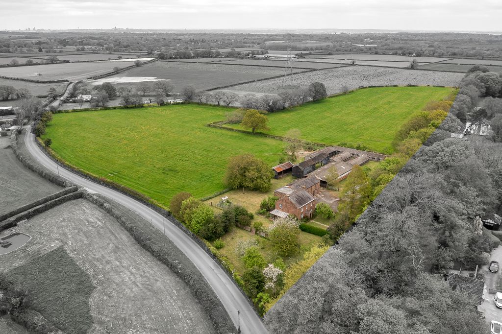 4 bed farmhouse for saleUpper Raby Road, Neston CH64