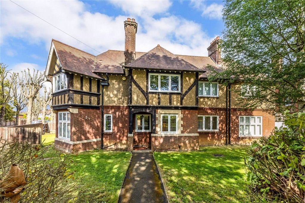6 bed detached house for saleLondon Road, Luton, Bedfordshire LU1