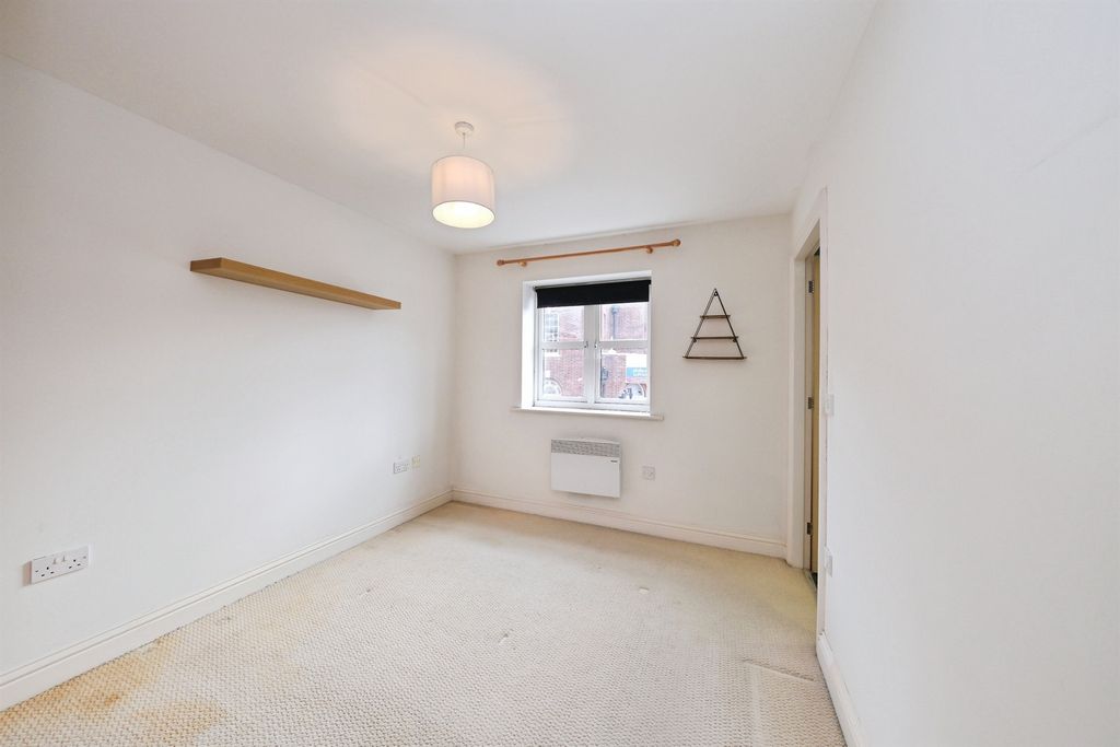 2 bed flat for saleManor Gardens Close, Loughborough LE11 photo 4