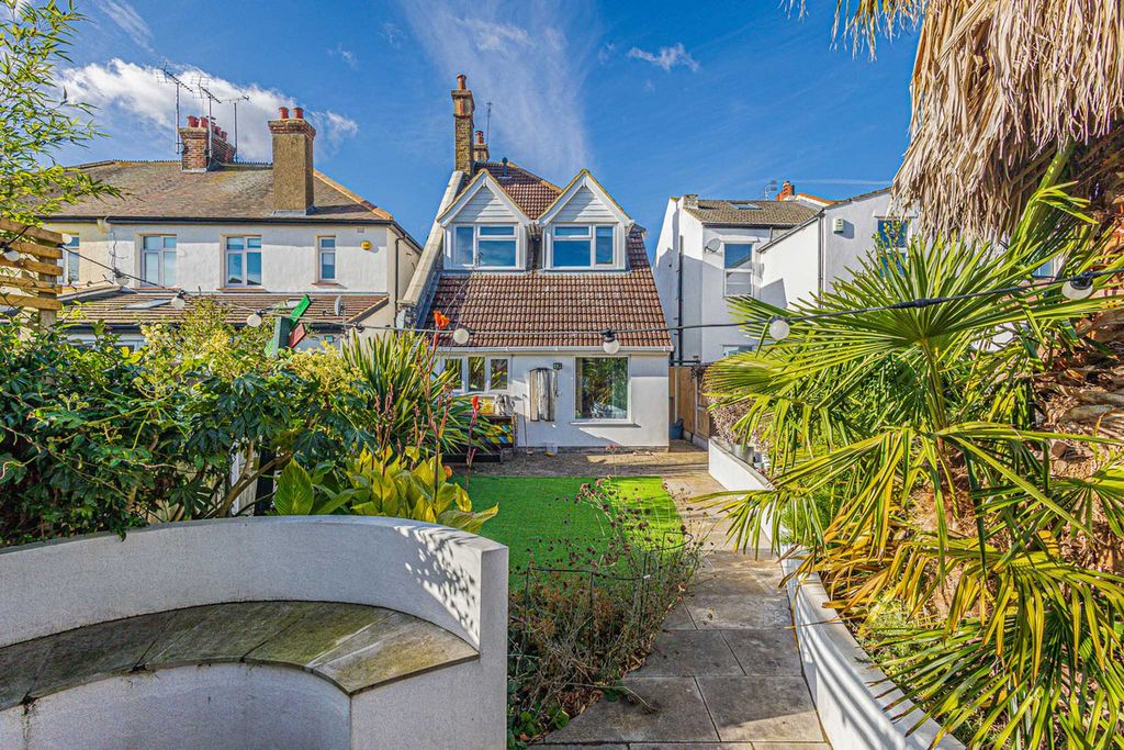 Additional image 29 of 3 bed detached house for saleFernleigh Drive, Leigh-On-Sea SS9
